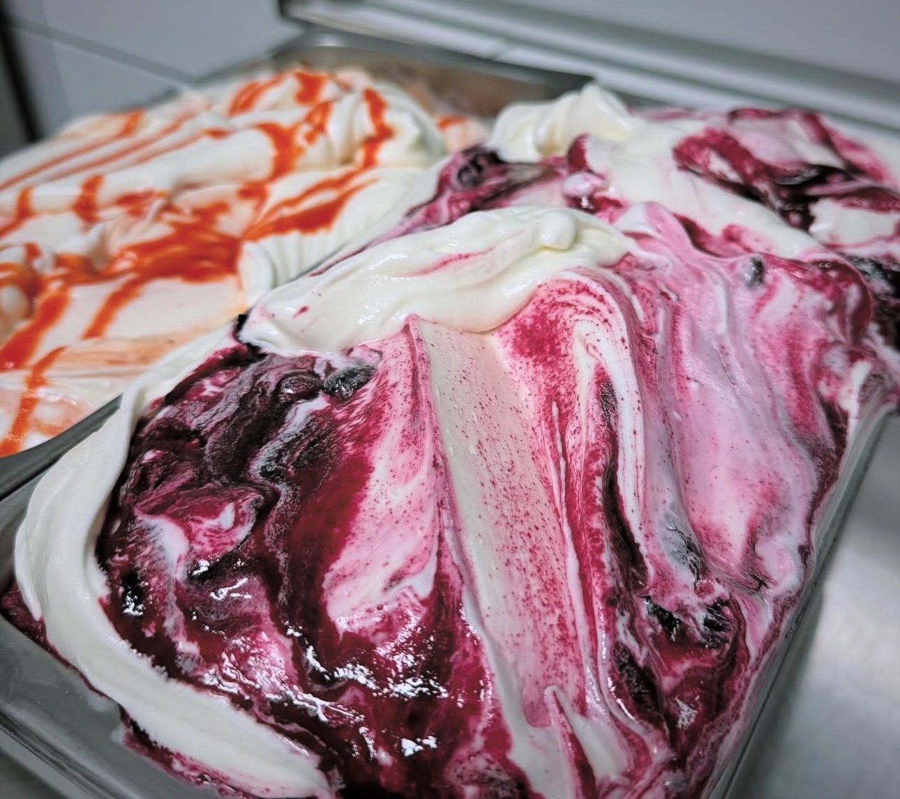 Links zu sehen Joghurt Pfirsich-Orange. Rechts zu sehen, Amarena Eis